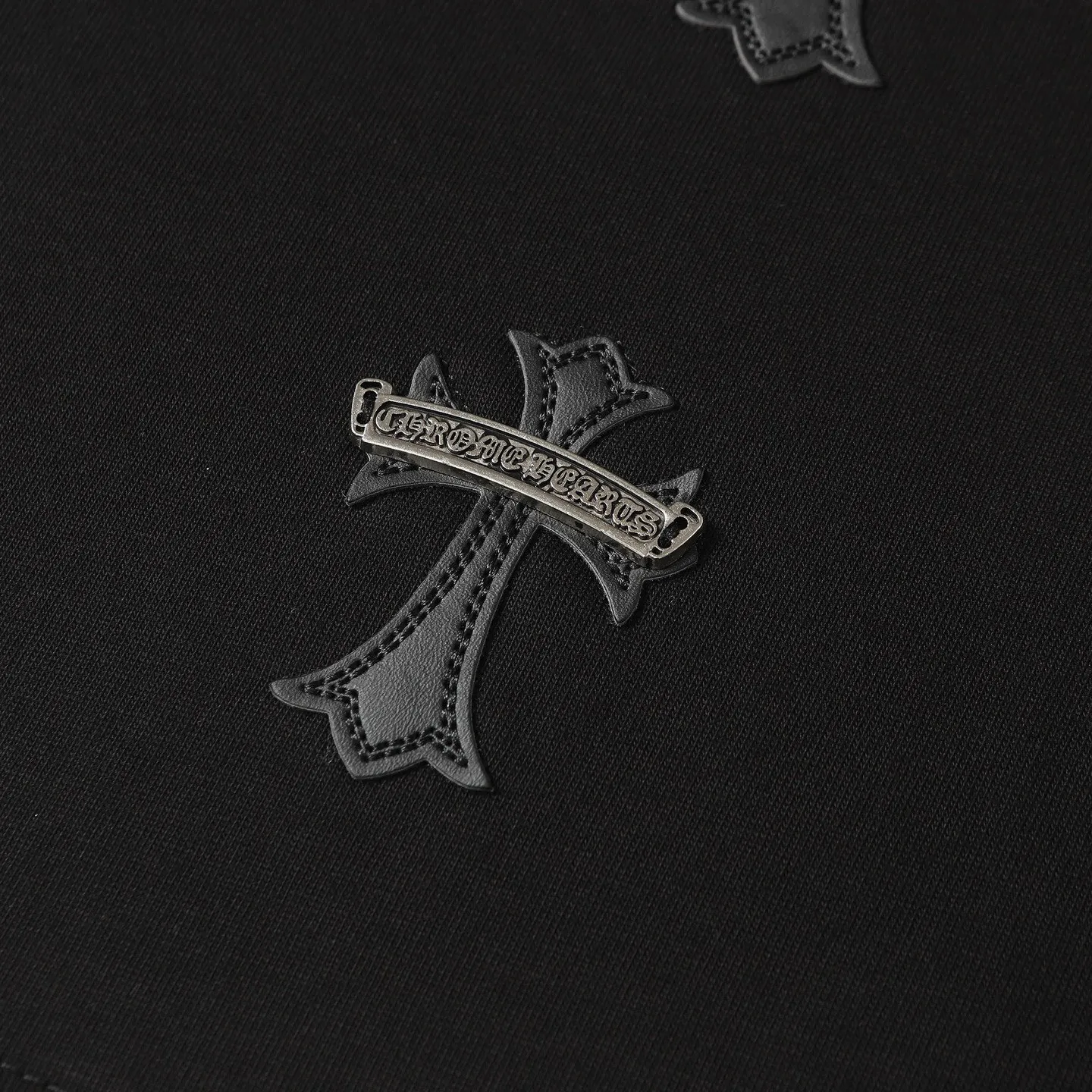 🅿️190 COME HEARTSCH/Cro Heart 25ss string label leather label short-sleeved T-shirt. Uses direct injection imported machine printing hardware and accessories. All grinding and customization. Correct configuration. Black 2025 packaging. 280 grams custom-dyed double yarn cotton. The version is large, loose and stylish. The difference is that the low version is slim and long. The upper body is pulled at the hips. The high-density main mark is hand-sewn. The washed tag is the same for men and women. Color: black/white Size: XS-L